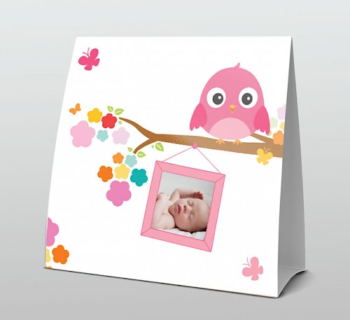 Roze tentkaart met fotokader en vogel op bloementak